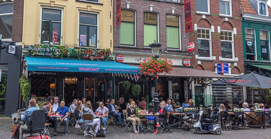 Teamuitje op boot in Utrecht met pubquiz en diner