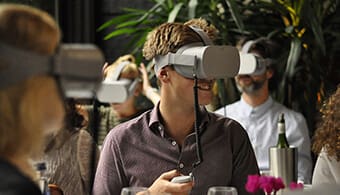 VR brillen aan tafel